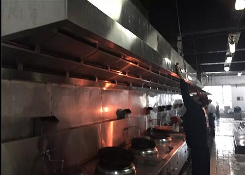 保定萬(wàn)人幫保潔主營(yíng)大型油煙管道清洗服務(wù)和外墻清洗服務(wù)以這樣清洗的好處